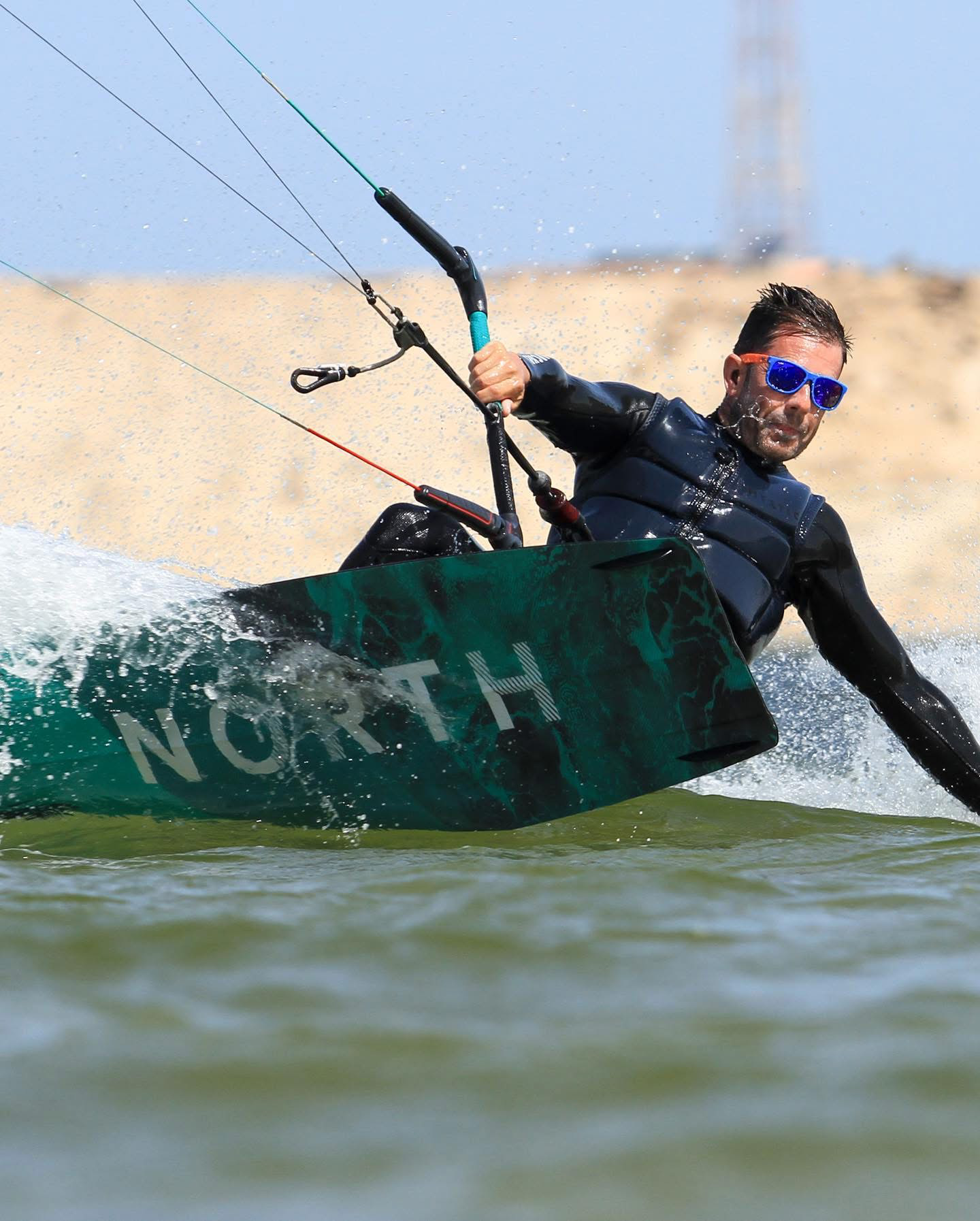 Álvaro practicando kitesurf